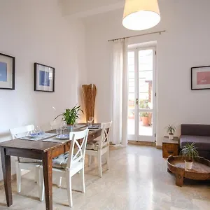 https://new-charming-terrace-colosseum.it-romehotels.com